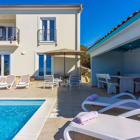 In 45290 Villa Smrika