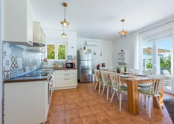 Villa In 45290 Smrika